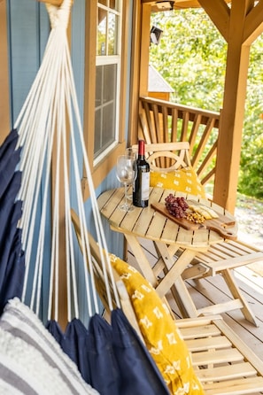 Outdoor dining - Tiny house experience! Re-discover Life, Love, Self and Peace (Pigeon Forge)