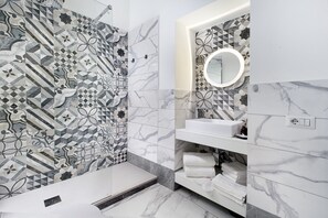 Dusche, Haartrockner, Bidet, Handtücher