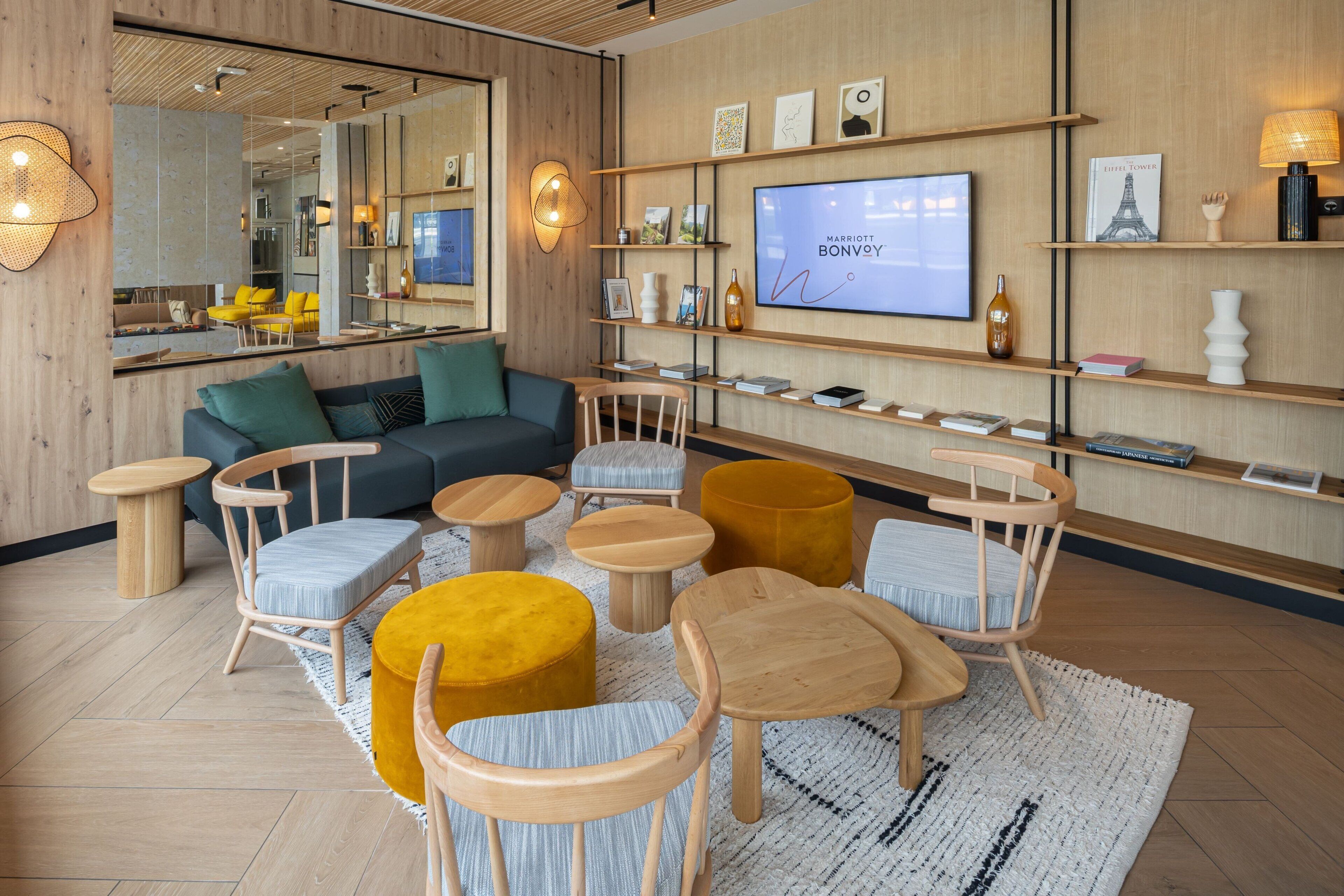 serves breakfast, lunch and dinner