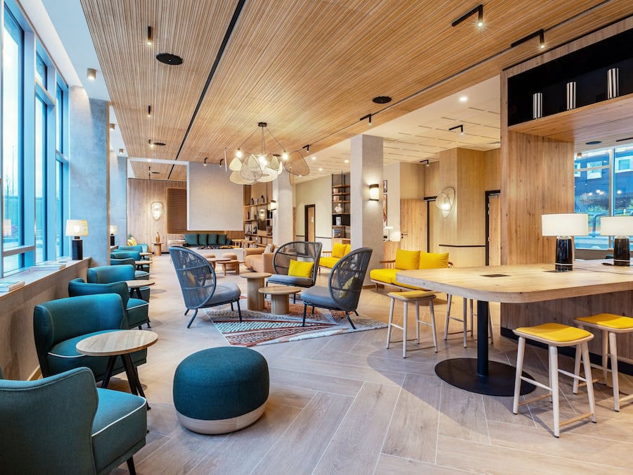 Serves breakfast, lunch, and dinner