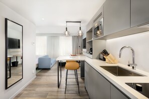 Desk, laptop workspace, iron/ironing board, free cots/infant beds - Residence Inn by Marriott Paris Charles de Gaulle Airport (Roissy-en-France)