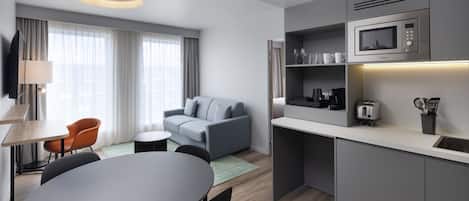 Suite, 1 habitación | Escritorio y espacio para trabajar con laptop