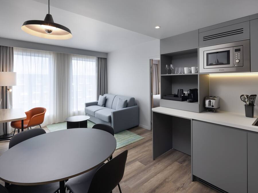 Suite, 1 soverom | Skrivebord, skrivebord for bærbar PC og strykejern/-brett