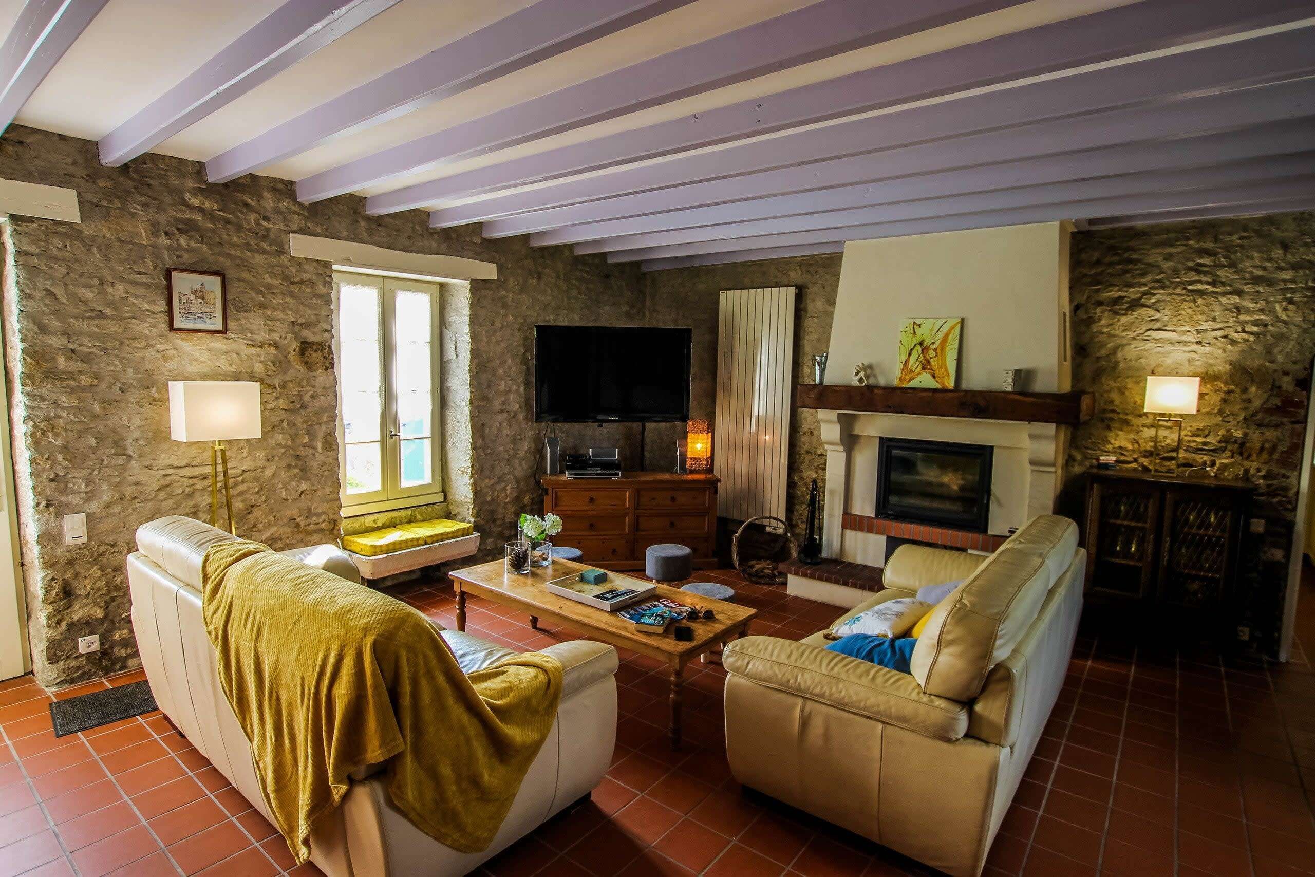 Flat-screen TV, fireplace, DVD player, books