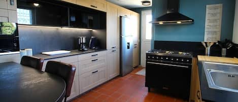 Réfrigérateur, four à micro-ondes, un four, surface de cuisson