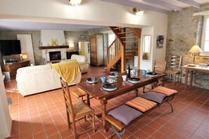 Flachbildfernseher, Kamin, DVD-Player, Bücher