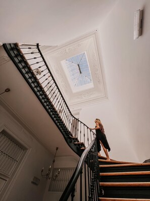 Standardzimmer | Wohnbereich | 80-cm-Smart-TV mit Kabelempfang, Fernseher, Netflix