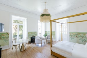 Suite dos Viscondes | Donzen dekbedden, bedden met traagschuimmatras, een minibar