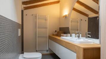 Ensemble douche/baignoire, sĂšche-cheveux, bidet, serviettes fournies