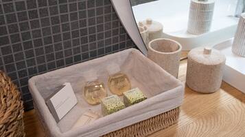 Ensemble douche/baignoire, sĂšche-cheveux, bidet, serviettes fournies