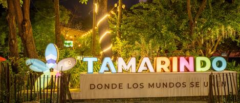 A sign with the name 'Tamarindo' and the phrase 'Donde los Mundos se unen' in Spanish.