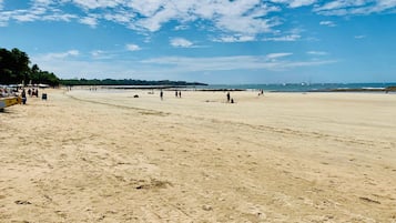 Vlak bij het strand, ligstoelen, strandlakens