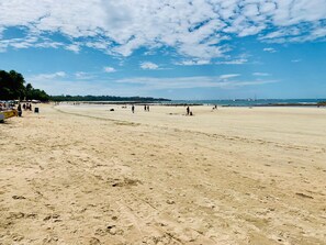 Beach nearby, sun loungers, beach towels