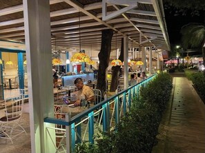 屋外ダイニングエリア