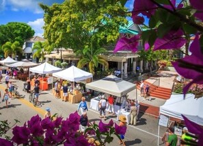 An outdoor market with several white tents and people walking around. - Beautifully Updated Naples Condo, Walk to Beach & 3rd St (Naples)