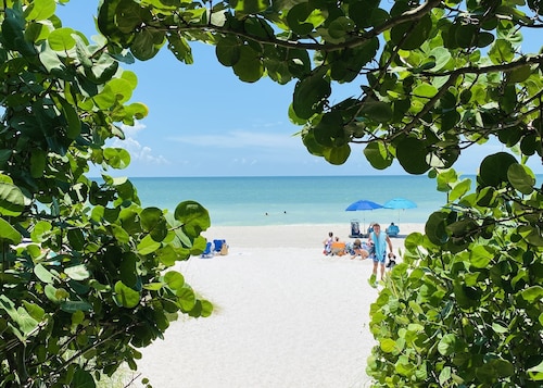 Beautifully Updated Naples Condo, Walk to Beach & 3rd St