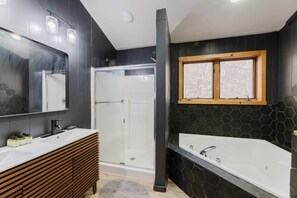 Ensemble douche/baignoire, sèche-cheveux, savon, papier toilette