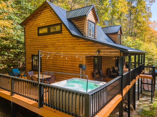 Snowshoe Modern Cabin | Hot Tub + Mtn Views