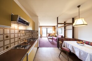 Kühlschrank, Wasserkocher mit Kaffee-/Teezubehör, Wasserkocher