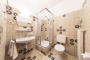 Combined shower/bathtub, towels, soap, toilet paper - 2-Raum Apartment (Lana)