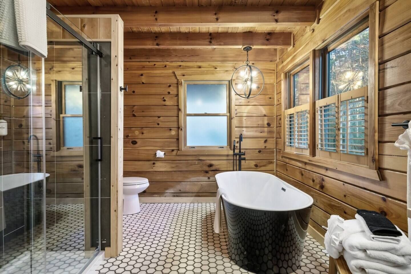 Combined shower/bathtub, towels