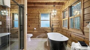 Combined shower/bathtub, towels