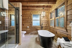 Ensemble baignoire-douche, séchoir à cheveux, serviettes fournies