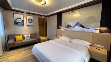 Habitación triple | Caja de seguridad en la habitación, muebles diferentes y escritorio