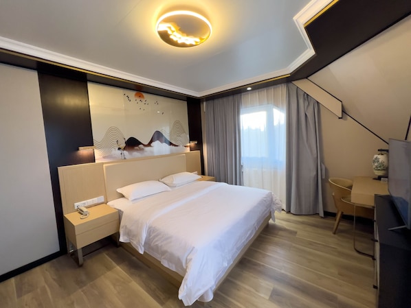 Double Room | In-room safe, individually furnished, desk, laptop workspace