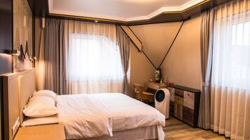 Phòng đôi | Két bảo mật tại phòng, trang bị nội thất với thiết kế riêng biệt, bàn