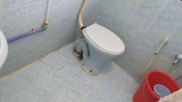 Chuveiro, produtos de toalete grátis, chinelos, toalhas de banho