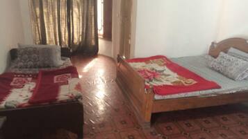 Quarto triplo standard | Ferros/tábuas de passar roupa, Wi-Fi de cortesia