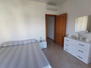3 bedrooms, iron/ironing board, bed sheets