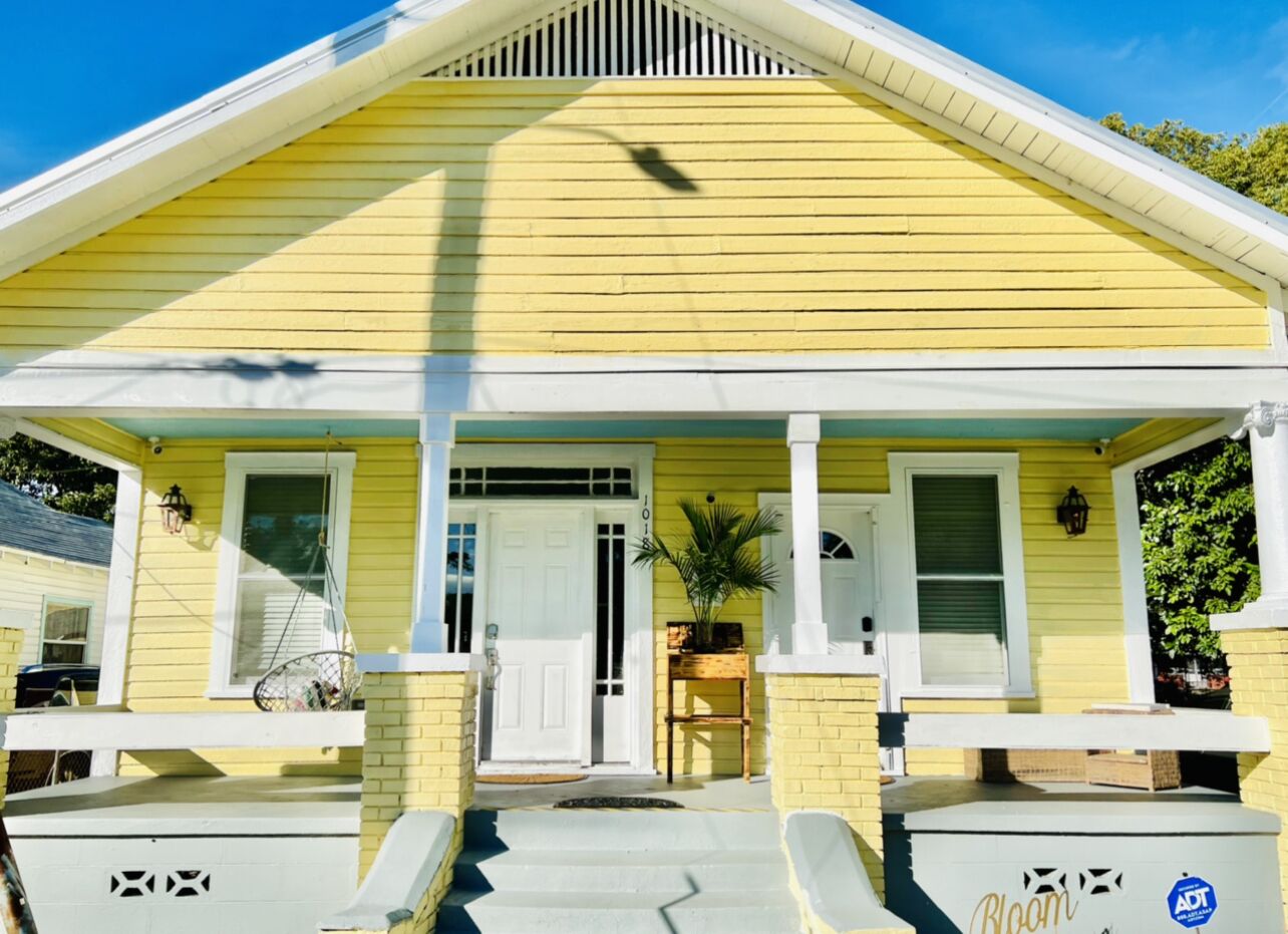Historic Ybor City 2 bedroom home with HUGE hot tub.