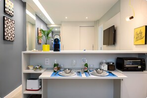 Geladeira, micro-ondas, torradeira, liquidificador