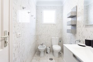 Ensemble douche/baignoire, sèche-cheveux, bidet, serviettes fournies
