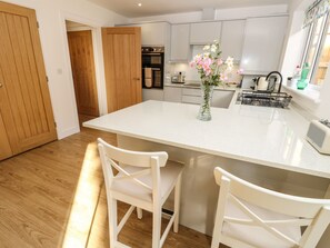 Mökki | Yksityinen keittiö | Jääkaappi, astianpesukone, vedenkeitin, leivänpaahdin