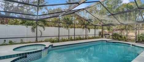 Una piscina al aire libre, una piscina climatizada