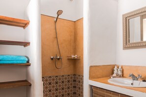 Een douche, een haardroger, handdoeken, toiletpapier