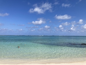 Beach nearby, sun loungers, beach towels
