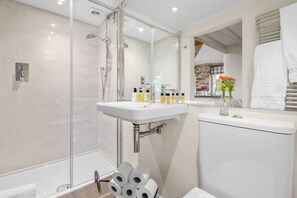 Shower, hair dryer, towels, soap - Luxury self-contained cottage for two with wood fired hot tub (Staverton)