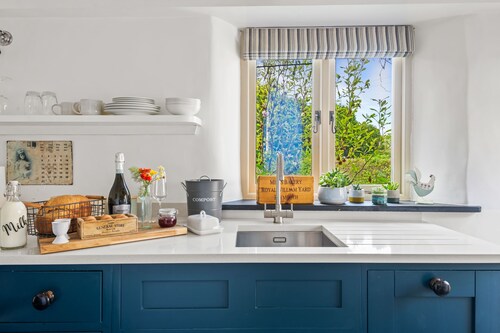 Luxury self-contained cottage for two with wood fired hot tub
