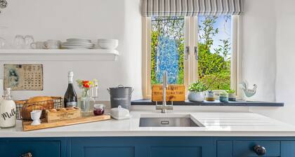 Luxury self-contained cottage for two with wood fired hot tub