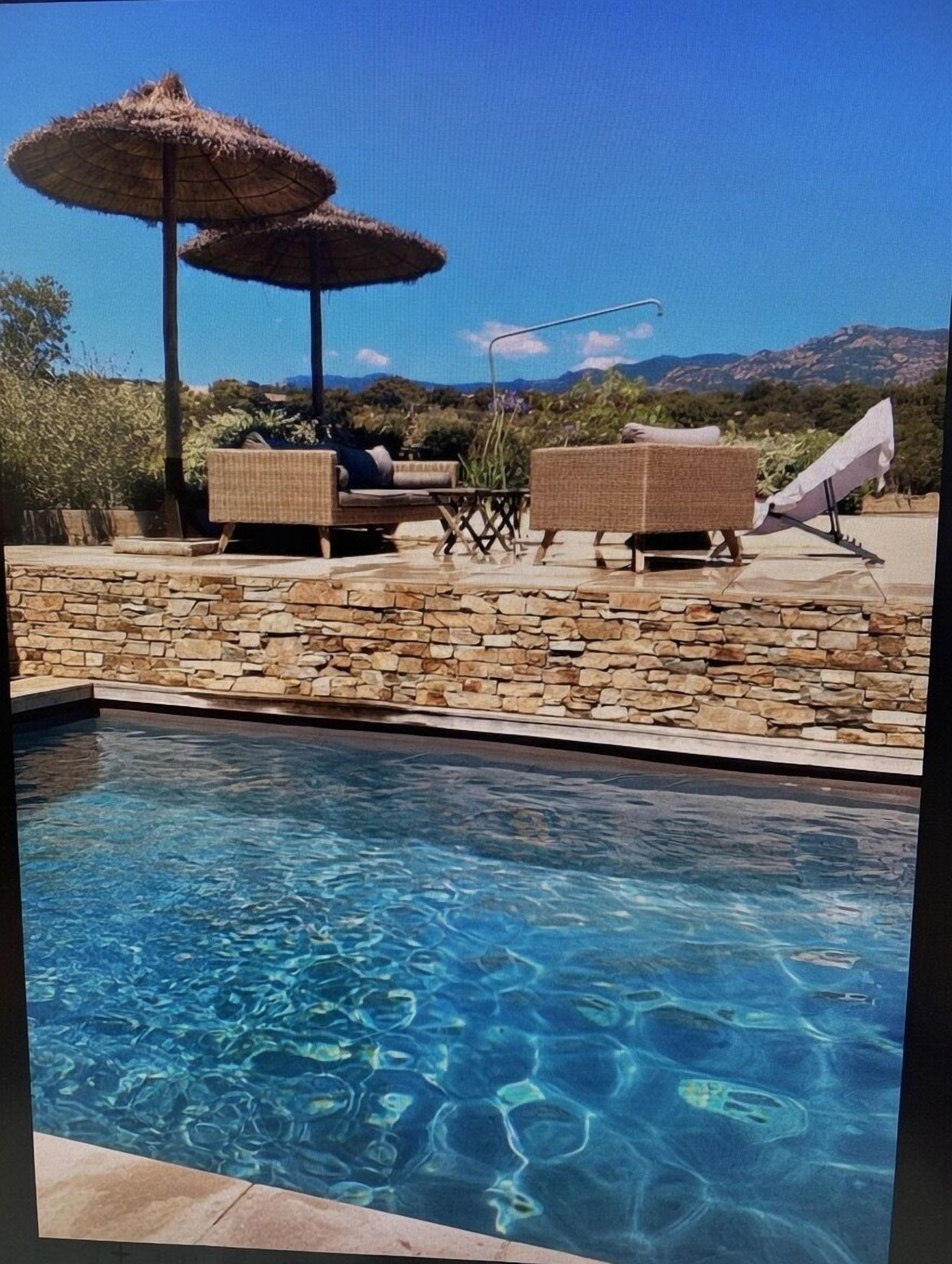 Een buitenzwembad en een verwarmd zwembad