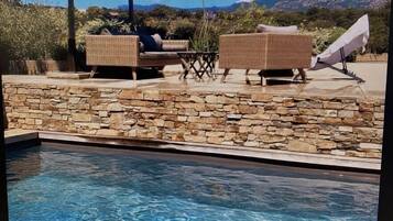 Een buitenzwembad en een verwarmd zwembad