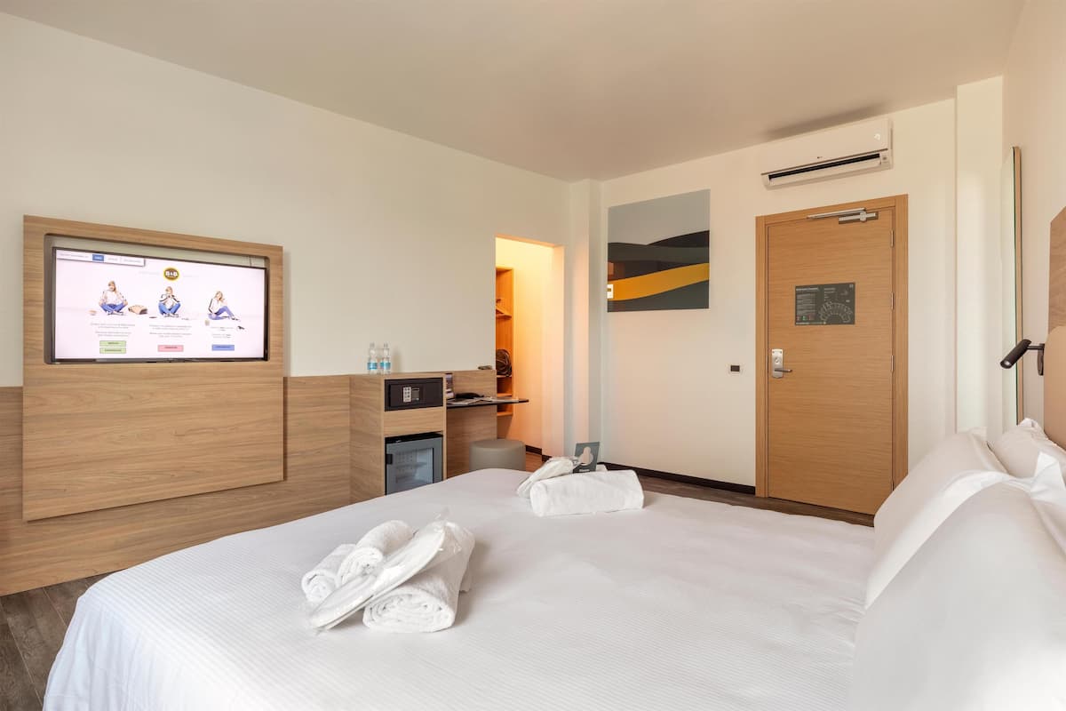 Superior Double Room, Non Smoking | Free WiFi, bed sheets