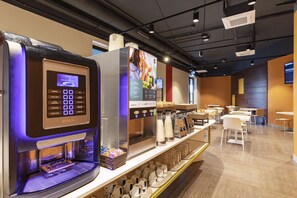 Desayuno buffet (EUR 7.90 por persona)