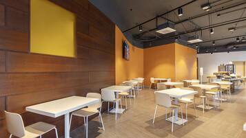 朝食 (ビュッフェ)、毎日提供 (1 名様 7.90 EUR)