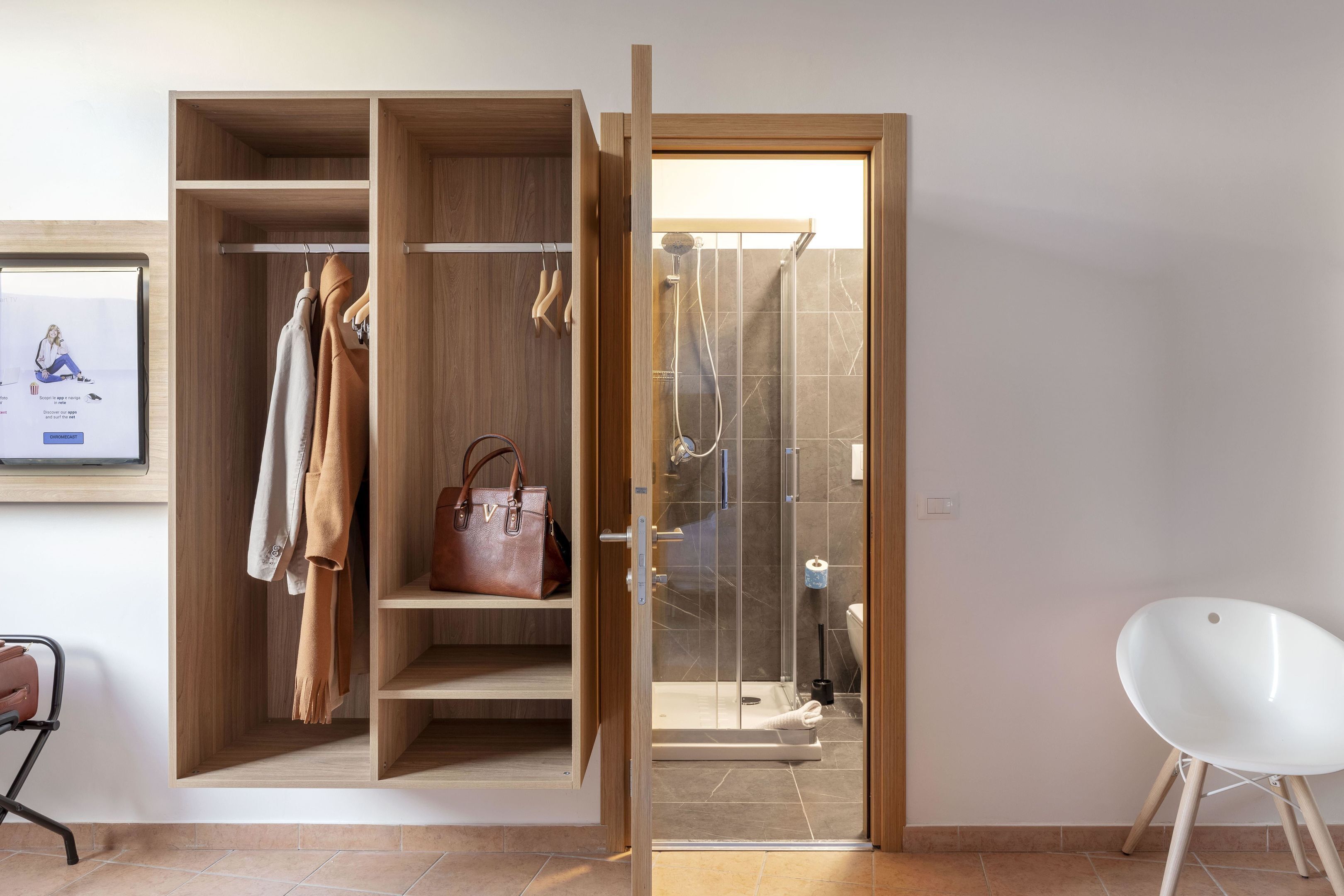 Habitación triple estándar, para no fumadores | Baño | Regadera, regadera tipo lluvia, amenidades de baño ecológicas 