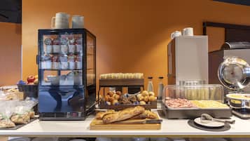 Petit déjeuner buffet (7.90 EUR par personne)